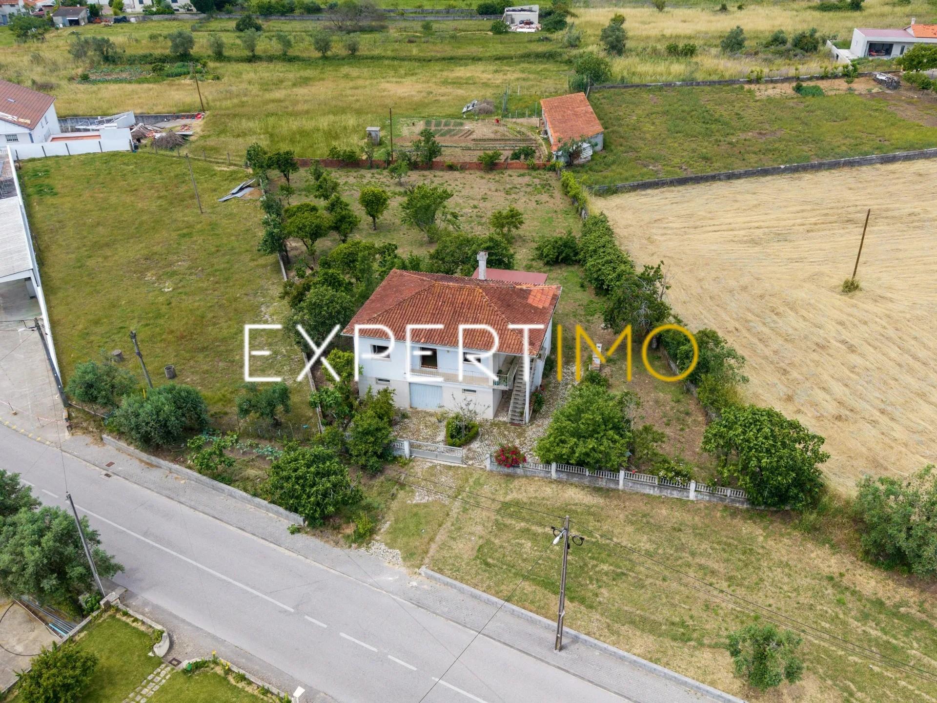 Moradia T3 com Terreno, Furo de Água e Garagem em Chã – Colmeias, Leiria