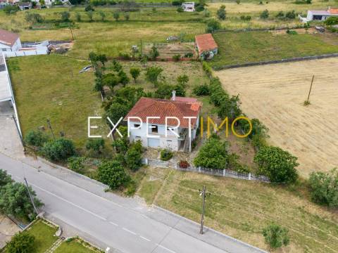 Moradia T3 com Terreno, Furo de Água e Garagem em Chã – Colmeias, Leiria