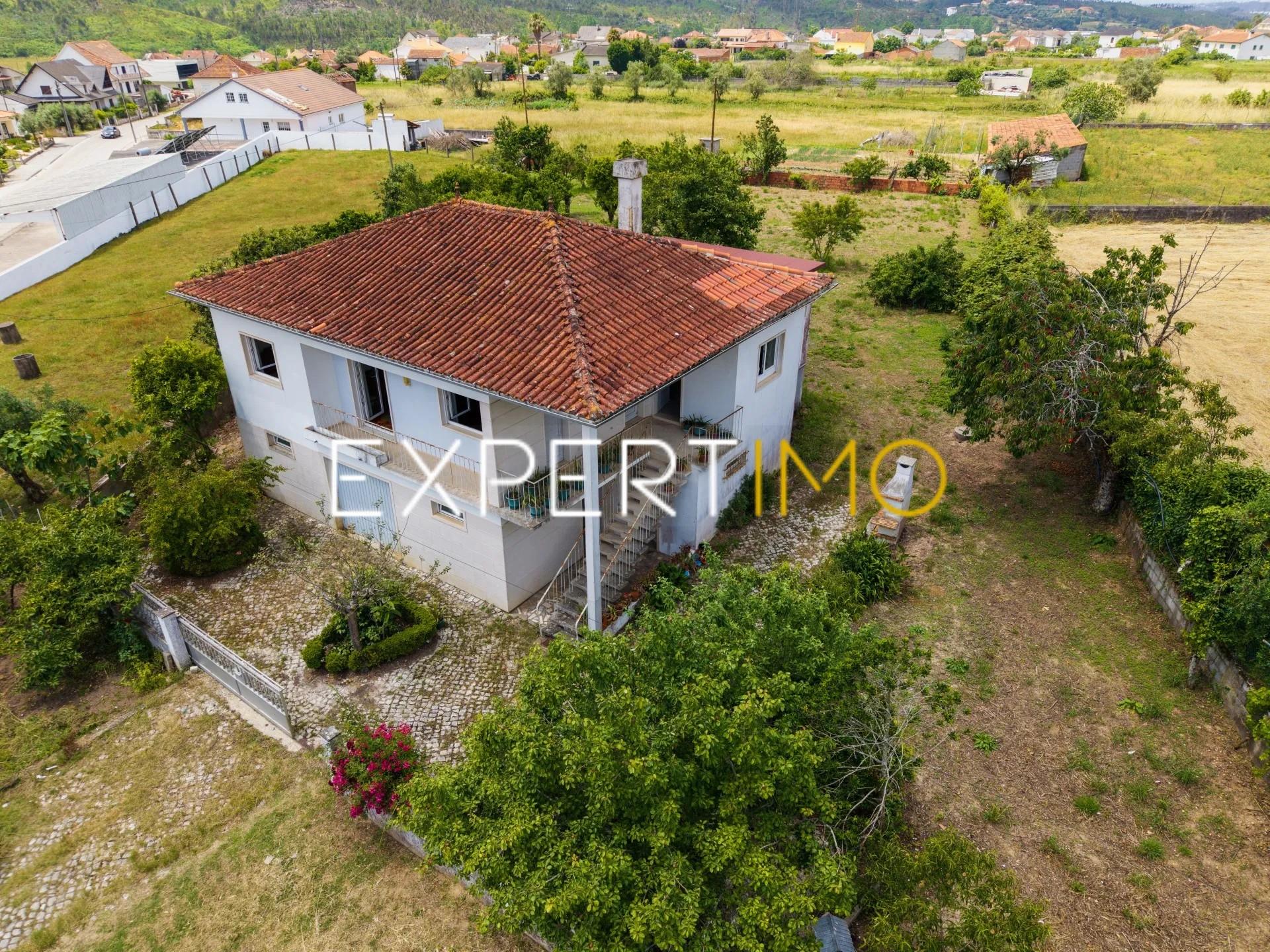 Moradia T3 com Terreno, Furo de Água e Garagem em Chã – Colmeias, Leiria