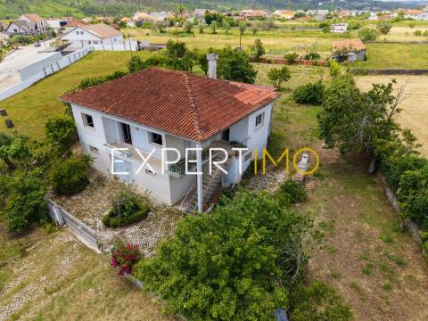Moradia T3 com Terreno, Furo de Água e Garagem em Chã – Colmeias, Leiria