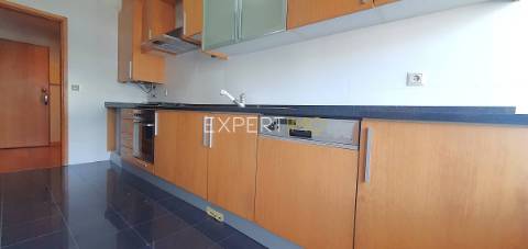 T2 Urbanização Qtª. da Várzea - Lugar Garagem - Elevador