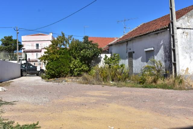 Terreno para construção de prédio em Pinheiro de Loures