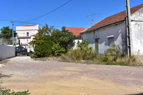 Terreno para construção de prédio em Pinheiro de Loures
