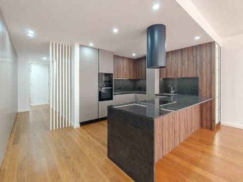 Espaço Comercial Remodelado - 3 Suítes | Casal da Carochia, Ramada (Odivelas)
