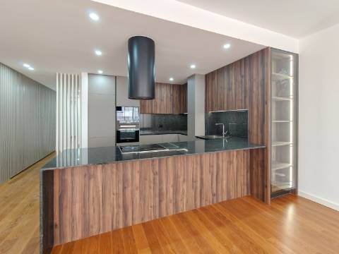 Espaço Comercial Remodelado - 3 Suítes | Casal da Carochia, Ramada (Odivelas)