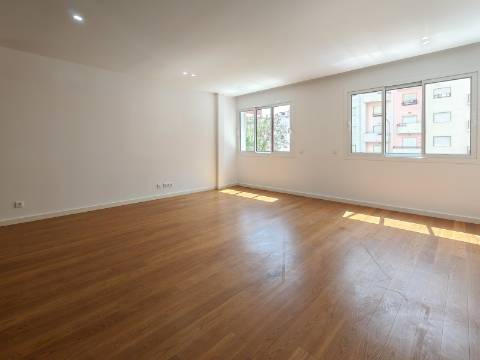 Espaço Comercial Remodelado - 3 Suítes | Casal da Carochia, Ramada (Odivelas)