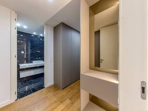 Espaço Comercial Remodelado - 3 Suítes | Casal da Carochia, Ramada (Odivelas)