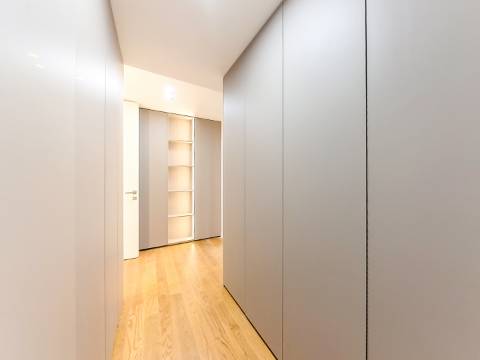 Espaço Comercial Remodelado - 3 Suítes | Casal da Carochia, Ramada (Odivelas)