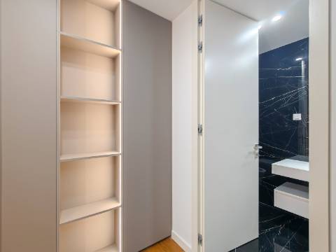 Espaço Comercial Remodelado - 3 Suítes | Casal da Carochia, Ramada (Odivelas)