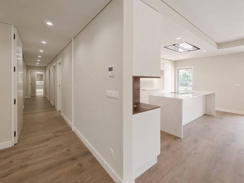 Apartamento T3+1 (T4) com Terraço e Garagem para 4 Carros - Colinas do Cruzeiro, Odivelas