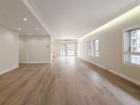 Apartamento T3+1 (T4) com Terraço e Garagem para 4 Carros - Colinas do Cruzeiro, Odivelas