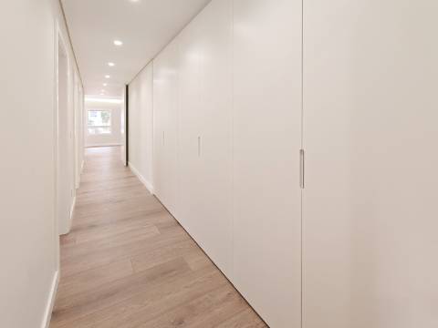 Apartamento T3+1 (T4) com Terraço e Garagem para 4 Carros - Colinas do Cruzeiro, Odivelas
