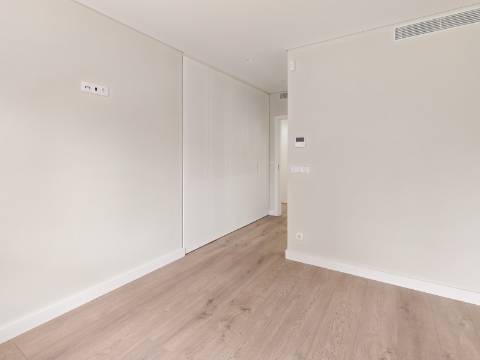 Apartamento T3+1 (T4) com Terraço e Garagem para 4 Carros - Colinas do Cruzeiro, Odivelas