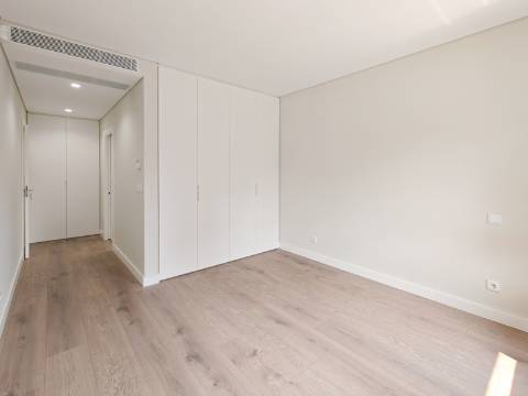 Apartamento T3+1 (T4) com Terraço e Garagem para 4 Carros - Colinas do Cruzeiro, Odivelas
