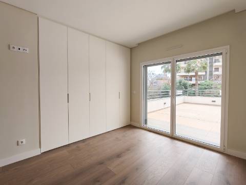 Apartamento T3+1 (T4) com Terraço e Garagem para 4 Carros - Colinas do Cruzeiro, Odivelas