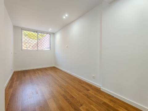 Imóvel Renovado| 3 Suítes | Casal da Carochia, Ramada (Odivelas)