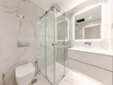 Apartamento T3+1 nas Colinas do Cruzeiro com terraço, estacionamento para 4 Viaturas e Arrecadação