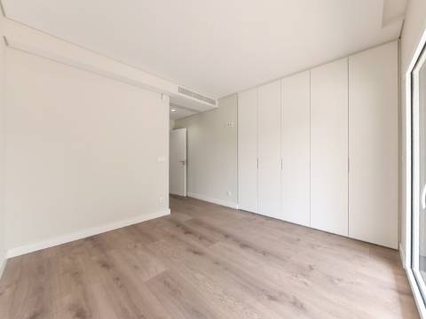 Apartamento T3+1 nas Colinas do Cruzeiro com terraço, estacionamento para 4 Viaturas e Arrecadação