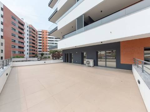 Apartamento T3+1 nas Colinas do Cruzeiro com terraço, estacionamento para 4 Viaturas e Arrecadação