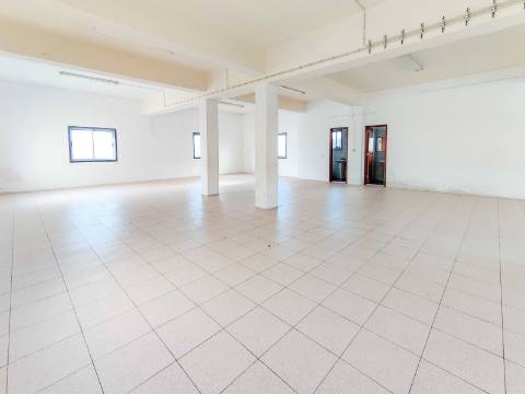 Espaço Comercial 128 m² | Ideal para Escritórios, Gabinetes ou Armazém | Casal Novo - Caneças
