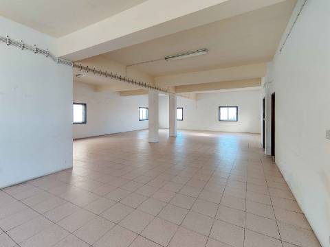 Espaço Comercial 128 m² | Ideal para Escritórios, Gabinetes ou Armazém | Casal Novo - Caneças