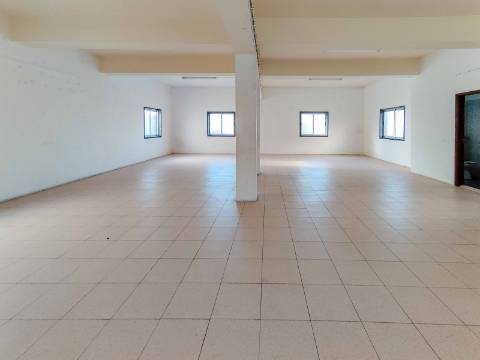 Espaço Comercial 128 m² | Ideal para Escritórios, Gabinetes ou Armazém | Casal Novo - Caneças