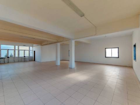 Espaço Comercial 128 m² | Ideal para Escritórios, Gabinetes ou Armazém | Casal Novo - Caneças