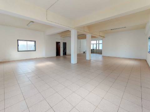 Espaço Comercial 128 m² | Ideal para Escritórios, Gabinetes ou Armazém | Casal Novo - Caneças