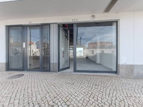 Loja em Caneças | Excelente Oportunidade para Investimento ou Instalação do Seu Negócio
