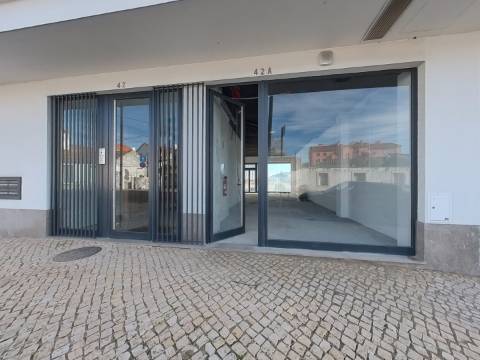Loja em Caneças | Excelente Oportunidade para Investimento ou Instalação do Seu Negócio