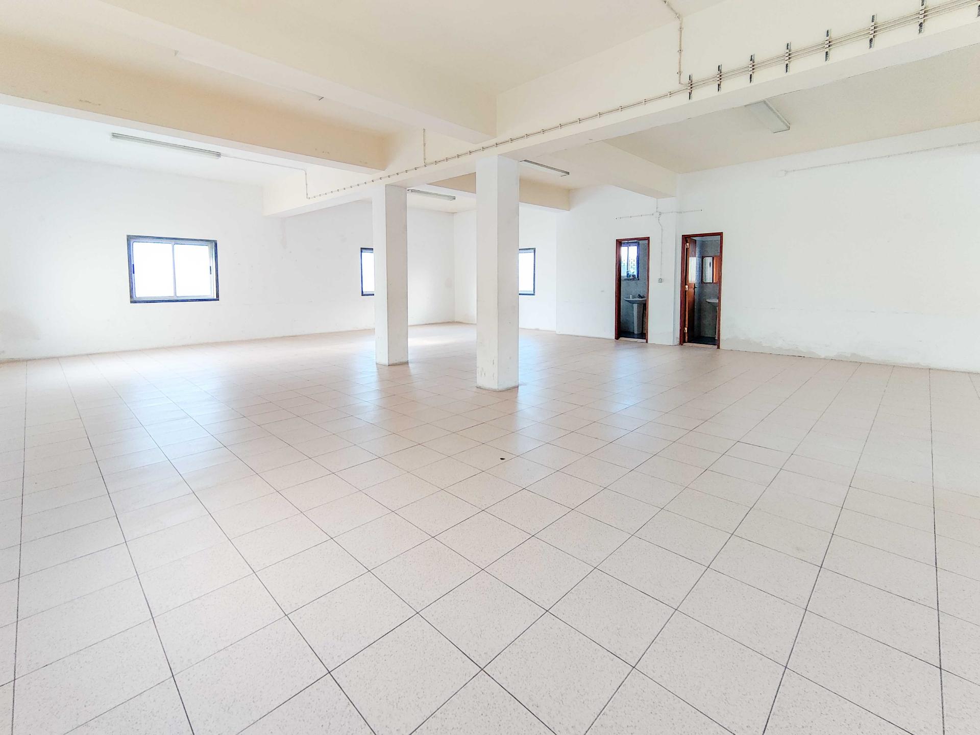 Espaço Comercial com 128 m² | Ideal para Gabinetes, Serviços ou Armazém | Casal Novo, Caneças