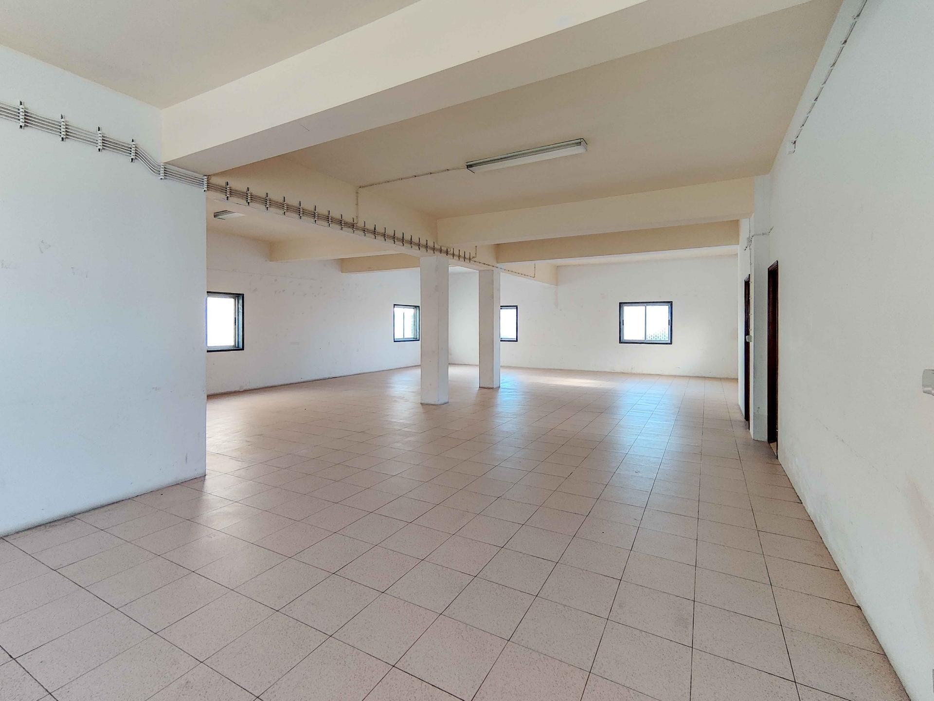 Espaço Comercial com 128 m² | Ideal para Gabinetes, Serviços ou Armazém | Casal Novo, Cane&
<!DOCTYPE html>
<html lang=