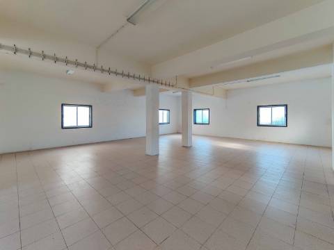 Espaço Comercial com 128 m² | Ideal para Gabinetes, Serviços ou Armazém | Casal Novo, Caneças