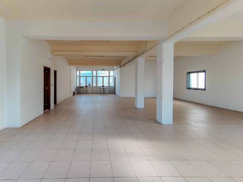 Espaço Comercial com 128 m² | Ideal para Gabinetes, Serviços ou Armazém | Casal Novo, Caneças