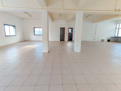 Espaço Comercial com 128 m² | Ideal para Gabinetes, Serviços ou Armazém | Casal Novo, Caneças