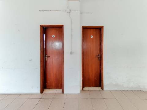Espaço Comercial com 128 m² | Ideal para Gabinetes, Serviços ou Armazém | Casal Novo, Caneças