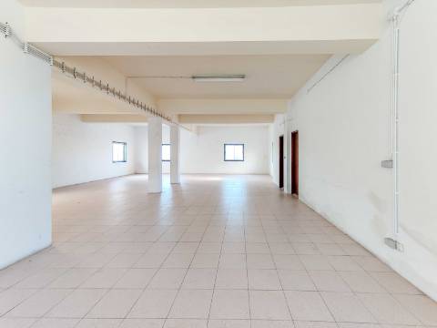 Espaço Comercial com 128 m² | Ideal para Gabinetes, Serviços ou Armazém | Casal Novo, Caneças
