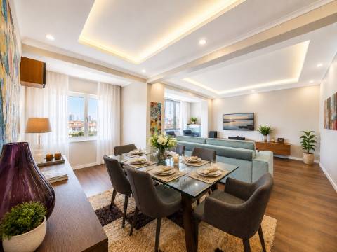 Apartamento T4 Remodelado em Oeiras | 134 m² | Vista Rio | Ar Condicionado | Pronto a Habitar