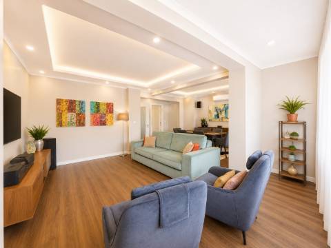 Apartamento T4 Remodelado em Oeiras | 134 m² | Vista Rio | Ar Condicionado | Pronto a Habitar