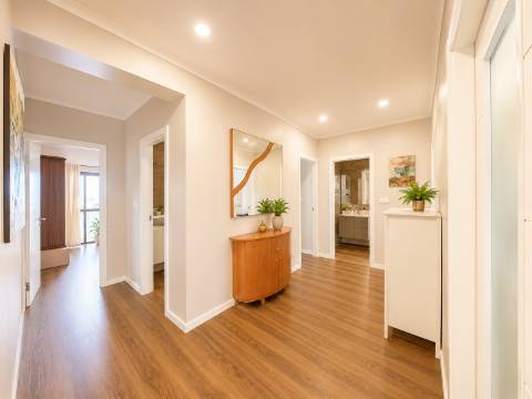 Apartamento T4 Remodelado em Oeiras | 134 m² | Vista Rio | Ar Condicionado | Pronto a Habitar
