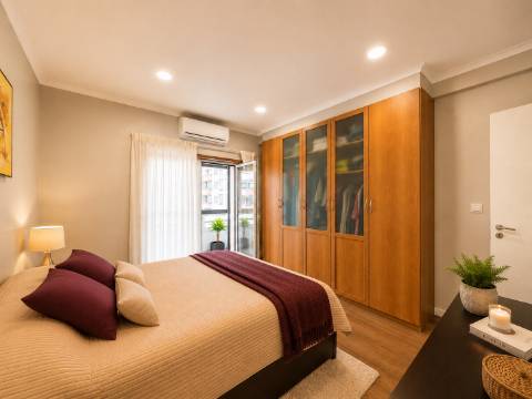 Apartamento T4 Remodelado em Oeiras | 134 m² | Vista Rio | Ar Condicionado | Pronto a Habitar