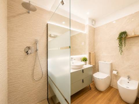 Apartamento T4 Remodelado em Oeiras | 134 m² | Vista Rio | Ar Condicionado | Pronto a Habitar