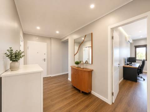 Apartamento T4 Remodelado em Oeiras | 134 m² | Vista Rio | Ar Condicionado | Pronto a Habitar