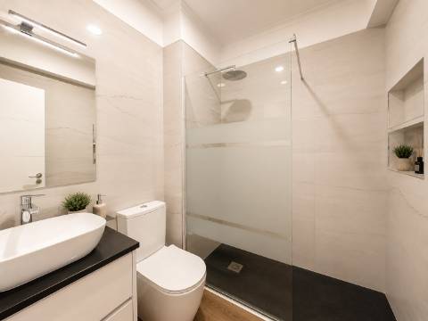 Apartamento T4 Remodelado em Oeiras | 134 m² | Vista Rio | Ar Condicionado | Pronto a Habitar