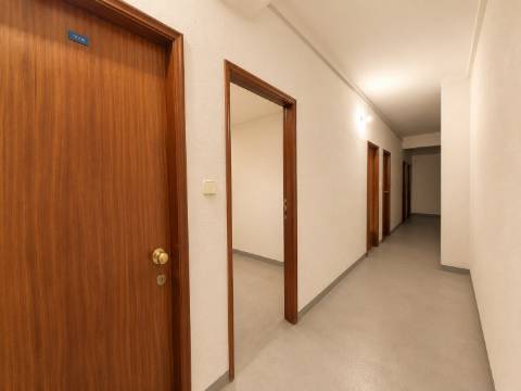 Apartamento T4 Remodelado em Oeiras | 134 m² | Vista Rio | Ar Condicionado | Pronto a Habitar