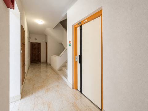 Apartamento T4 Remodelado em Oeiras | 134 m² | Vista Rio | Ar Condicionado | Pronto a Habitar