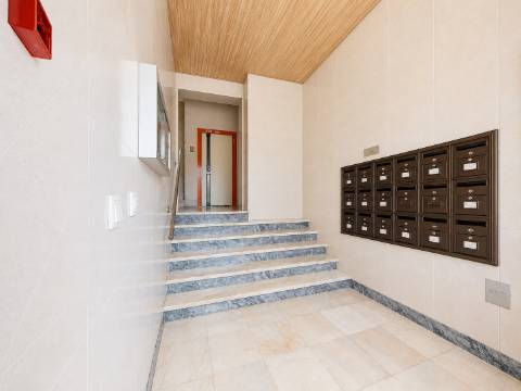 Apartamento T4 Remodelado em Oeiras | 134 m² | Vista Rio | Ar Condicionado | Pronto a Habitar
