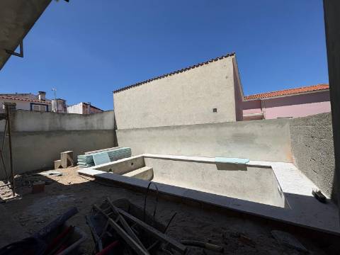 Moradia Geminada T4 com piscina em Fernão Ferro