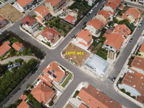 Terreno com Projeto Aprovado para Construção de Moradia T4 | Licença de Construção Paga | Famões | Odivelas