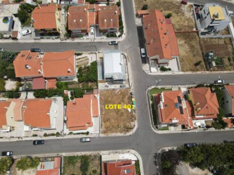 Terreno com Projeto Aprovado para Construção de Moradia T4 | Licença de Construção Paga | Famões | Odivelas